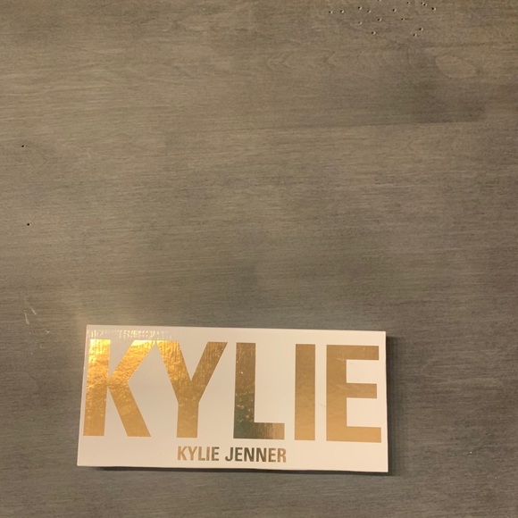 Kylie Cosmetics - Royal Peach Eyeshadow Palette - Picture 3 of 5